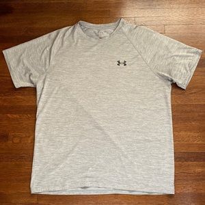 Under Armour loose fit heat gear work out shirt size large grey with black logo